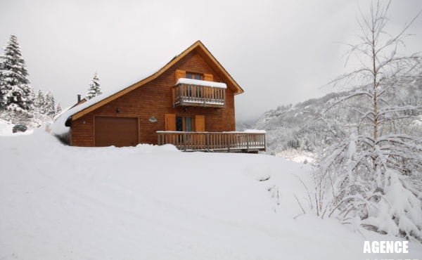 chalet sous neige